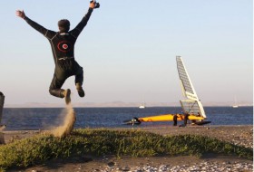 Speed-Pilot Paul Larsen, der schnellste Mensch unter Segeln hebt ab. Er schafft einen unglaublichen Weltrekord. © Sailrocket Speed-Pilot Paul Larsen, der schnellste Mensch unter Segeln hebt ab. Er schafft einen unglaublichen Weltrekord. © Sailrocket