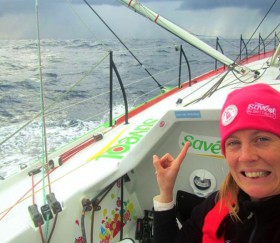 Böse Vorahnung? Samantha Davies deutet auf einem ihrer letzten Bilder von Bord auf ein herannahende Wolken. © Sam Davies/Saveol Böse Vorahnung? Samantha Davies deutet auf einem ihrer letzten Bilder von Bord auf ein herannahende Wolken. © Sam Davies/Saveol