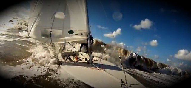 Achtung, Brandungswelle von hinten. Ron van den Berg spielt mit Contender und Nordsee.