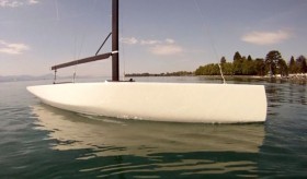 "Double X-bow", das trägt man anscheinend jetzt so. Der Trick: Bereits bei leicht ins Wasser gedrücktem Vorsteven verlängert sich die Wasserlinie vorne maximal. © Marchand "Double X-bow", das trägt man anscheinend jetzt so. Der Trick: Bereits bei leicht ins Wasser gedrücktem Vorsteven verlängert sich die Wasserlinie vorne maximal. © Marchand
