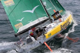 Louis Burton kollidierte in der Nacht mit einem Fischer. Der Schaden könnte geringer ausgefallen sein, weil das Schiff ohne Outrigger auskommt. © Jean-Marie Liot / DPPI Louis Burton kollidierte in der Nacht mit einem Fischer. Der Schaden könnte geringer ausgefallen sein, weil das Schiff ohne Outrigger auskommt. © Jean-Marie Liot / DPPI