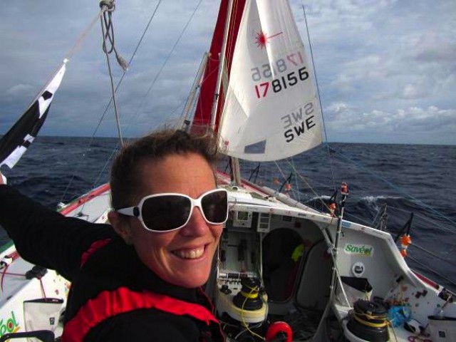 Sam Davies mit gefundenem Mast-Stück und geschenktem Lasersegel auf dem Weg nach Cascais. © Sam Davies / SAVEOL Sam Davies mit gefundenem Mast-Stück und geschenktem Lasersegel auf dem Weg nach Cascais. © Sam Davies / SAVEOL