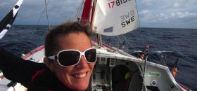 Sam Davies mit gefundenem Mast-Stück und geschenktem Lasersegel auf dem Weg nach Cascais. © Sam Davies / SAVEOL