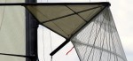 Der rotierene 18 Footer Mast wird durch eine deltaförmige Saling-Konstruktion gehalten, an der auch die Fock befestigt ist. © Frank Quealey