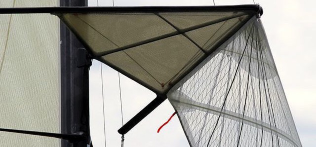 Der rotierene 18 Footer Mast wird durch eine deltaförmige Saling-Konstruktion gehalten, an der auch die Fock befestigt ist. © Frank Quealey