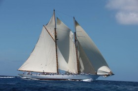 Schöner segeln in Altair-Cream. Der Fife Schoner, der den neuen alten Segeltuchstandart einführte. Persil-weiß geht ja hier nicht. © Ocean Independance Schöner segeln in Altair-Cream. Der Fife Schoner, der den neuen alten Segeltuchstandart einführte. Persil-weiß geht ja hier nicht. © Ocean Independance