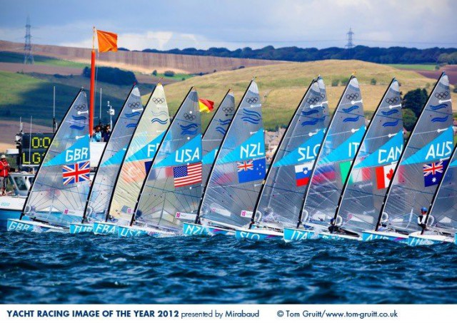 Finn Dinghy Start bei den Olympischen Spielen in Weymouth. Jury-Mitglied Ben Ainslie mag ein Befürworter gewesen sein :-) © Tom Gurrit Finn Dinghy Start bei den Olympischen Spielen in Weymouth. Jury-Mitglied Ben Ainslie mag ein Befürworter gewesen sein :-) © Tom Gurrit
