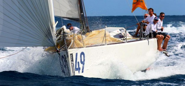 Die österreichische Class 40 "Vaquita" vom Typ Akilaria düpiert die Großen. © Tim Wright