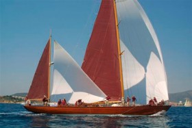 So stilvoll segelt man an der Cote: "Agneta" mit weißem Besanstagsegel und Spi passend zu den hellen Pants. © Haas International So stilvoll segelt man an der Cote: "Agneta" mit weißem Besanstagsegel und Spi passend zu den hellen Pants. © Haas International