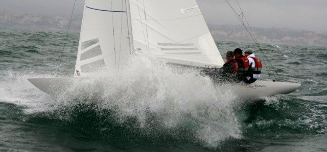 Das Drachen Wieser-Team kämpft sich mit seiner "Bunker Queen" durch die Cascais Welle. © Paschen