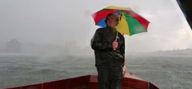 Wenn es sein muß, geht der Flensburger Boot-Sammler Kai Wohlenberg auch im Regen auf Klassiker-Jagd. © Bootsschuppen Boot-Sammler Kai Wohlenberg