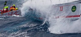 "Wild Oats XI" kämpft sich durch schwere See von Sydney nach Hobart. © Rolex/Carlo-Borlenghi