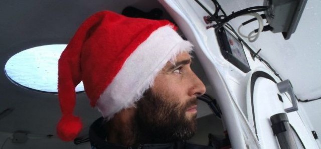 Armel Le Cléac’h mit Weihnachtsmütze in Führung