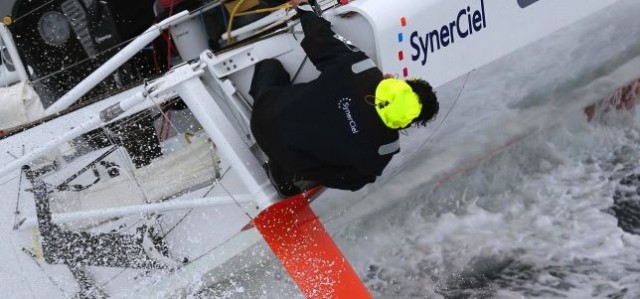 So wird Jean Le Cam auch im Southern Ocean seinen Kiel inspiziert haben. © © Vincent Curutchet / Dark Frame / DPPI