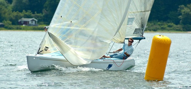 Peter Norlin am Steuer seines Sechsers "Jungfrun" in Flensburg