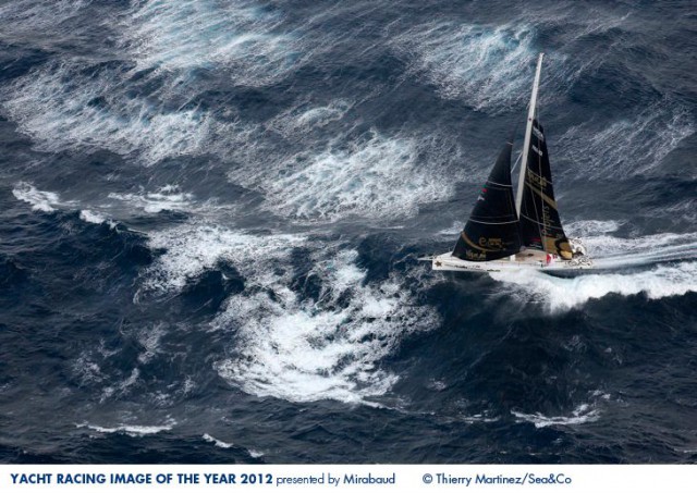 Thierry Martinez präsentiert Vendee Globe Teilnehmer Bertrand de Broc, wie er sich in ein Wellental stürzt. © Thierry Martinez Thierry Martinez präsentiert Vendee Globe Teilnehmer Bertrand de Broc, wie er sich in ein Wellental stürzt. © Thierry Martinez