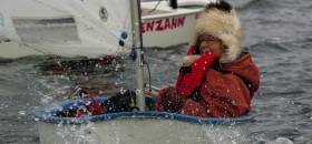 In Rostock sind sie noch härter. Selbst die 71-Jährige Marlene Graumann hockt sich zur Winterzeit in einen Opti. © Rostocksailing.de In Rostock sind sie noch härter. Selbst die 71-Jährige Marlene Graumann hockt sich zur Winterzeit in einen Opti. © Rostocksailing.de