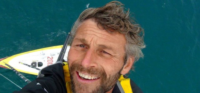 Bernard Stamm im Mast auf seinem Ankerplatz vor Neuseeland