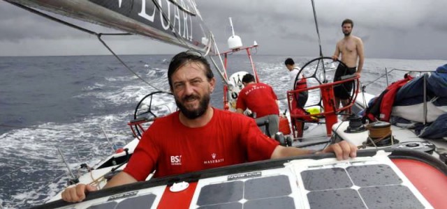 Boris Herrmann zeigt seinen Astralkörper am Maserati Steuer