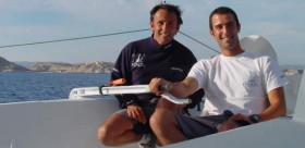 Alain Gautier (l) überlässt dem jungen Armel Le Cléac’h das Steuer auf seinem "Foncia" Trimaran. © Foncia Alain Gautier mit Armel Le Cléac’h auf "Foncia"