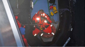 Nach fast 72 Stunden auf der Rettungsinsel: Alain Delord wird auf die "Orion" gehievt © Kellee Cruse/Facebook Alain Delord, Schiffbruch, gerettet, Kreuzfahrtschiff "Orion", Rettungsinsel