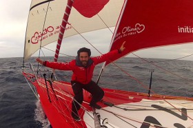 Tanguy de La Motte hat mit seinem 14 Jahre alten Schiff keine andere Chance, als durch lustige Fotos auf sich aufmerksam zu machen. © de La Motte Tanguy de La Motte mit seinem 14 Jahre alten Schiff