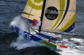 Francois Gabart gibt wieder Gas mit "Macif", Le Cléac’h sitzt aber wieder im Nacken. © JEAN-MARIE LIOT / DPPI / VENDEE GLOBE Francois Gabart gibt wieder Gas mit "Macif"