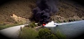 Ein Motorboot-Fahrer löscht das Feuer eines Kollegen mit gezieltem Heckwellen-Einsatz.