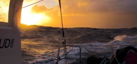 Dominique Wavre genießt das warme Licht der tiefstehenden Sonne und die Tatsache, dass er zurzeit das schnellste Schiff im Feld ist. © Wavre Tiefstehende Sonne im Southern Ocean