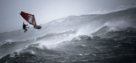Die irren Windsurfer versuchen beim Red Bull Storm Chase im 70 Knoten Sturm zu bestehen. Oft müssen sie kapitulieren. © Sebastian Marko Red Bull Storm Chase