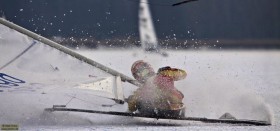 Anja Fiedler fliegt auf dem Saaler Bodden das Rigg weg.
