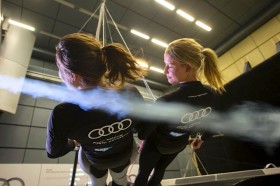 Tina Lutz und Susann Beucke beim Ausreiten im Audi Windtunnel. Ob die Pferdeschänze nicht zu sehr bremsen? © STG Tina Lutz und Susann Beucke im Audi Windtunnel.