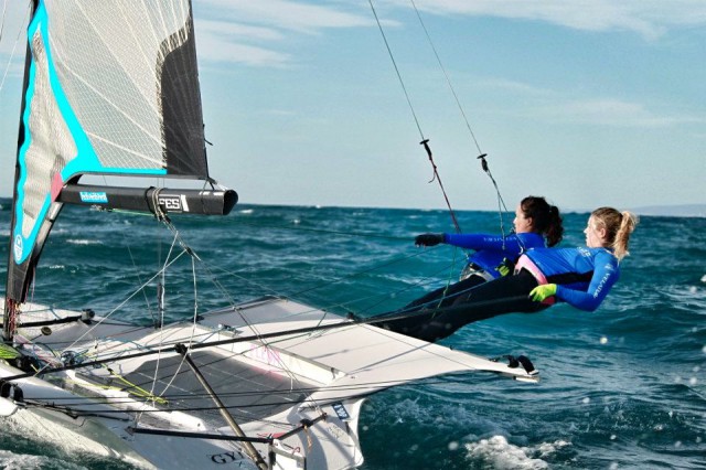 Jede Menge Arbeit. Die Frauen Duos erkunden die Limits der neuen olympischen Bootsklasse. © MeyerStoffers Sailing Neue olympischen Bootsklasse 49er FX