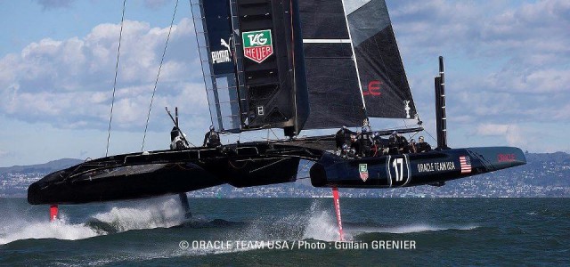 Oracle Katamaran auf Tragflächen