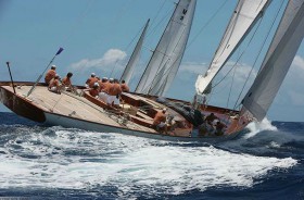 Die 100-füßige Gaia von Sprit Yachts in der Karibik. Ein 50 Tonnen schwerer Retroschlitten. © Spirit Yachts Die 100-füßige "Gaia" von Sprit Yachts