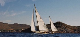 Klassisch bis hin zur ursprünglichen Segelnummer N1, die der erste Eigner Rugosa 1926 als erstem Yawl-getakeltem Exemplar der New York 40 Klasse gab. Rugosa im Mittelmeer © Halsey Herreshoff Rugosa ,Yawl-getakeltes Exemplar der New York 40 Klasse