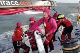 Harte Arbeit an den Grindern. Die Frauen dürfen zwei Crewmitglieder mehr an Bord nehmen, um den Kraft-Nachteil auszugleichen. © Rick Tomlinson/SCA Die Frauen dürfen zwei Crewmitglieder mehr an Bord nehmen