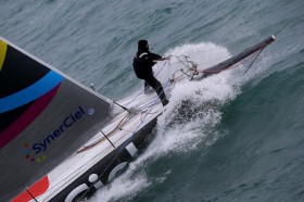 Der Vendée Globe zweite von 2005 in Aktion auf dem Vorschiff von "SynerCiel". © JEAN MARIE LIOT / DPPI Der Vendée Globe zweite von 2005 in Aktion auf dem Vorschiff von "SynerCiel"