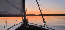 Mittsommernachtstraum auf dem Mälarsee. Richtig weit draußen gibt es auch weniger Mücken. © Detelf Huss Wasserwandern, Tour Segeln, Schweden, Mälarsee, Schweriner Einheitsjolle