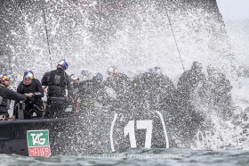 Wenn der Luvrumpf von USA 17 bei bis zu 40 Knoten Speed ins Wasser klatscht, wird es feucht an Bord des AC72. © Oracle Team USA /Guilain Grenier Oracle Team USA