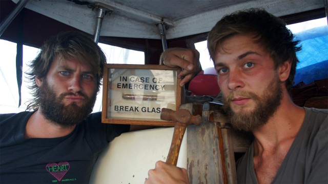 Letzte Rettung: Für Notfälle mit derm Hammer Scheibe einschlagen und Zigarre genießen © sailing conductors Sailing conductors, Südafrika, Abfahrt