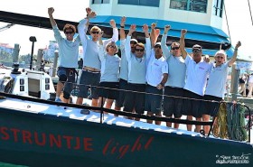 Wolfgang Schäfer (r.) jubelt mit seinem Team über den Sieg in der Farr 40. © Sara Proctor, sailfastphotography.com / Farr 40 Wolfgang Schäfer, Struntje light, Farr 40