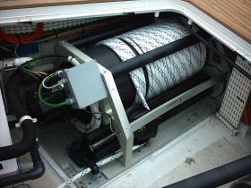 Blick unter das Deck einer Perini Navi Yacht mit einem in der Werft entwickelten und gefertigten Eintrommelmodell. Der vielseitige Spezialist in Viareggio beschäftigt sich gerade mit seiner fünften Winschgeneration © Perini Navi Winsch Trommel Perini Navi