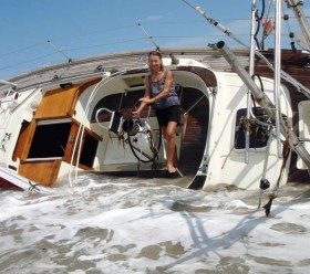Ihr erstes Schiff, eine Najad 361, das sie noch mit ihrem Mann gekauft und ausgerüstet hatte, verlor Jeanne auf einem Strand in Mexiko © socrates Rentnerin, Weltumseglung, Socrates