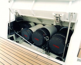 Große Klappe, viel dahinter: Obwohl moderne selbststauende Winschen mittlerweile zuverlässig sind und mit günstigem Schwerpunkt auch weiter unten im Schiff eingebaut werden können, spricht die rasche decksnahe Zugänglichkeit hinter einer Klappe im Süll oder Aufbau für diese Lösung mit gleich vier Automaten nebeneinander. © Rondal Rondal Winschen