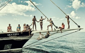 Skythia mit Nixen, aufgenommen im Sommer 2012 vor Rostock. Im Sinne guter Seemannschaft ist der Skipper selbstverständlich gerade unter Deck und holt den Ankerball. © Helge Nug/Archiv Skythia Skythia mit Nixen