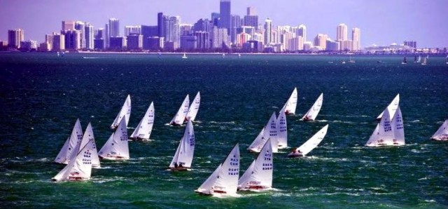 Die Starboot-Flotte vor Miami beim Bacardi Cup