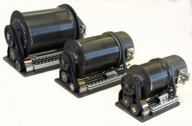 Standardisierte Winsch- und Trommelgrößen erleichtern die Auswahl. Im Vordergrund jeweils die Zahnriemen-gesteuerte Spindel des Leinenzuführmechanismus, beziehungsweise der -entnahme beim Fieren. Das Hydraulikgetriebe zum Antrieb der Winschen steckt platzsparend in den Trommeln © Rondal Rondal Trommeln