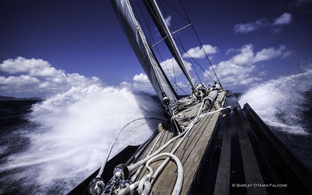 Wie gemacht für die Karibik. Die J-Class "Hanuman" zerteilt die See vor den British Virgin Islands. © Shirley O'Hara Falcone J-Class "Hanuman"