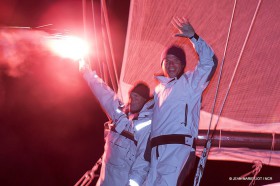 Jörg Riechers (l.) und Pierre Brasseur freuen sich über den Sieg beim Normandy Channel Race. © JEAN-MARIE LIOT Jörg Riechers (l.) und Pierre Brasseur freuen sich über den Sieg beim Normandy Channel Race.